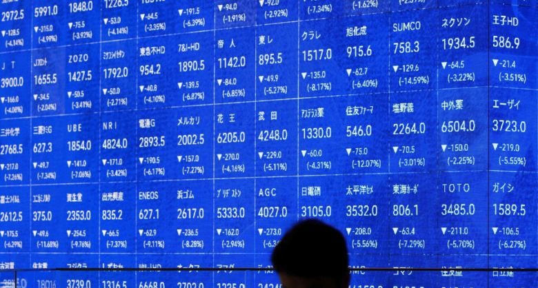 7일 도쿄 증권거래소의 니케이 225 지수를 보여주는 전광판이 하락을 뜻하는 파란색으로 가득하다. AFP연합뉴스