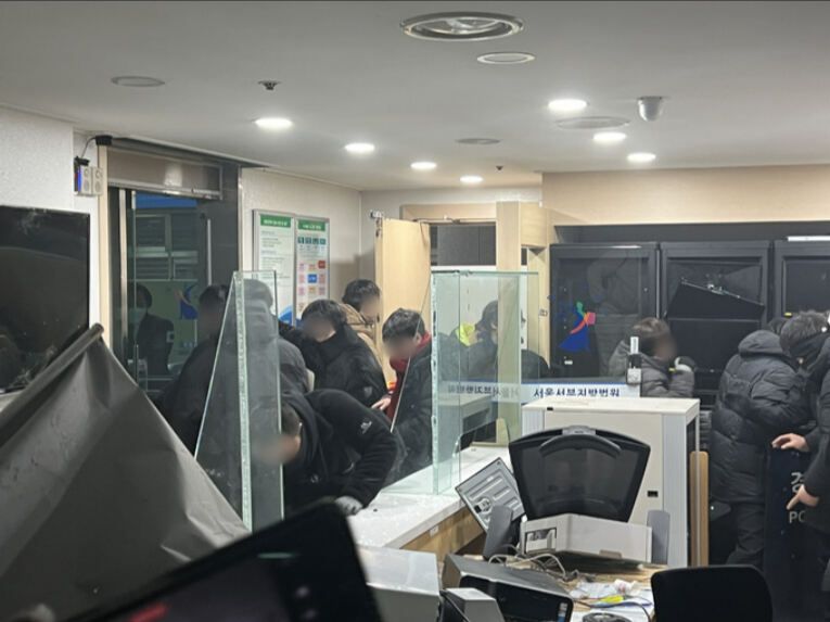 지난 1월 19일 윤석열 전 대통령에 대한 구속영장이 발부되자 서울서부지법에 윤 전 대통령 지지자들이 진입해 난동을 부리고 있다. 뉴스1
