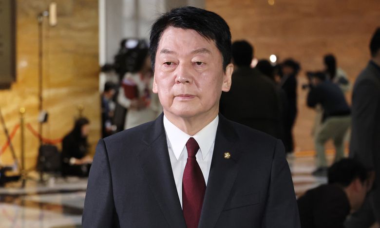 국민의힘 안철수 의원이 헌재의 윤석열 대통령 탄핵 인용이 발표된 지난 4일 서울 여의도 국회에서 열린 긴급 의원총회에 참석하고 있다. 연합뉴스