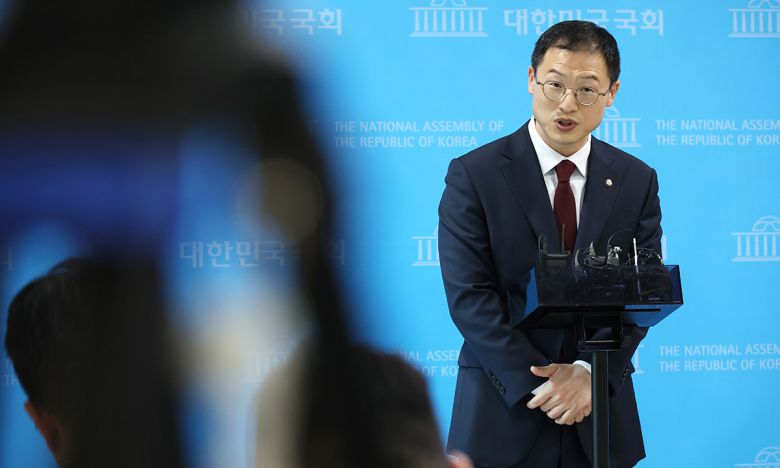 국민의힘 내에서 탈당 압박을 받고 있는 김상욱 의원이 7일 서울 여의도 국회 소통관에서 백브리핑을 통해 취재진에게 입장을 밝히고 있다. 김 의원은 헌법재판소가 윤 전 대통령 파면을 결정한 4일을 국경일인 '민주주의 기념일'로 제정하자고 제안했고, 당내 일부 의원들은 김 의원 탈당을 요구하기도 했다. 연합뉴스