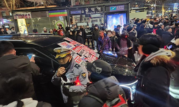 지난 1월 18일 밤 서울 마포구 공덕역 인근에서 윤 전 대통령 지지자들이 고위공직자범죄수사처(공수처) 추정 차량의 앞을 막고 있다. 연합뉴스