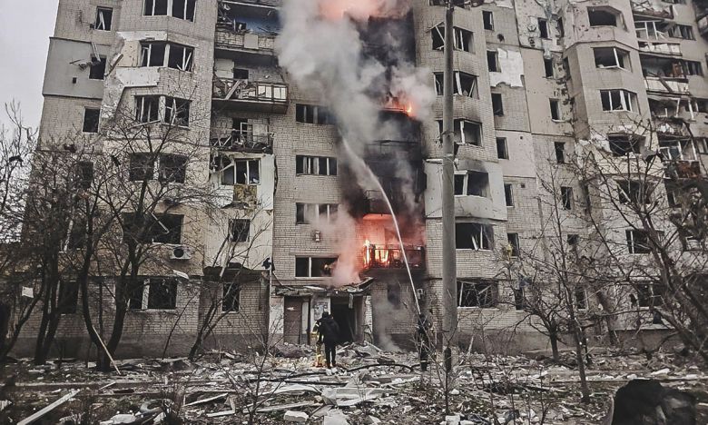 러 드론 공격에… 불타고 파괴된 우크라 아파트 우크라이나 소방관들이 6일(현지시간) 우크라이나 제2의 도시 하르키우 지역에서 러시아의 드론 공격으로 화재가 발생한 아파트 불을 진압하고 있다. 하르키우=AP연합뉴스