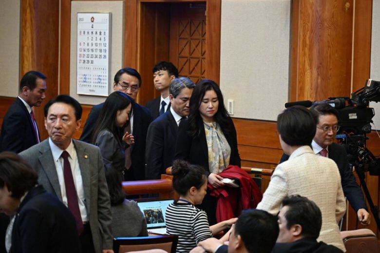 윤석열 대통령 변호인단이 지난 4일 오전 서울 종로구 헌법재판소 대심판정에서 열린 윤석열 대통령 탄핵 심판에서 인용 결정이 된 후 법정을 나서고 있다.  사진공동취재단