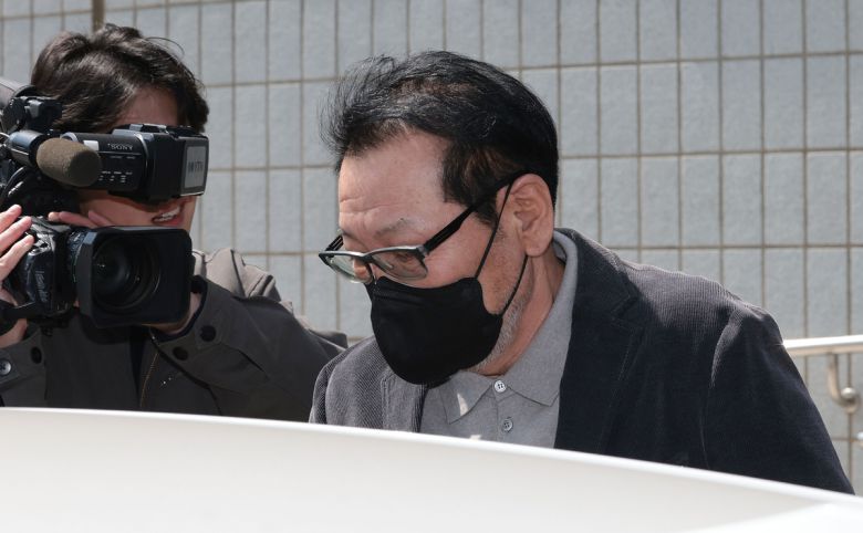 2018년 지방선거 당시 불법 정치자금을 수수한 혐의로 기소된 무속인 건진법사 전성배 씨가 7일 서울 양천구 남부지방법원에서 열린 불법 정치자금 수수 의혹 관련 재판을 마친 뒤 법원 청사를 나와 차량에 탑승하고 있다. 연합뉴스