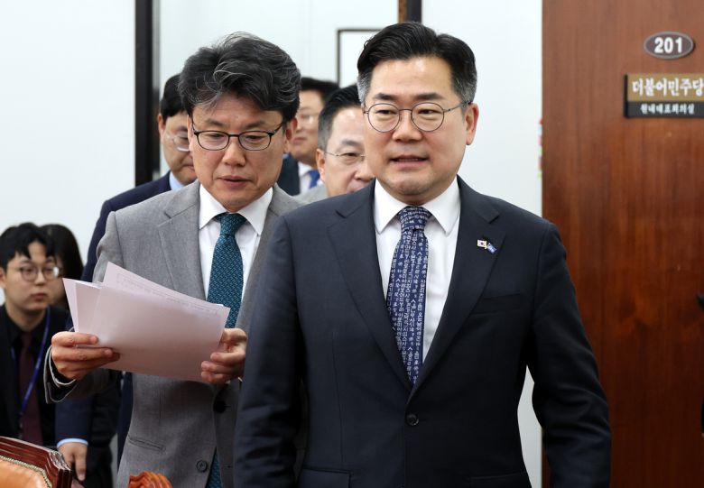 회의장 들어서는 박찬대·진성준 더불어민주당 박찬대 원내대표(오른쪽)와 진성준 정책위의장이 8일 서울 여의도 국회에서 열린 원내대책회의에 참석하고 있다. 허정호 선임기자