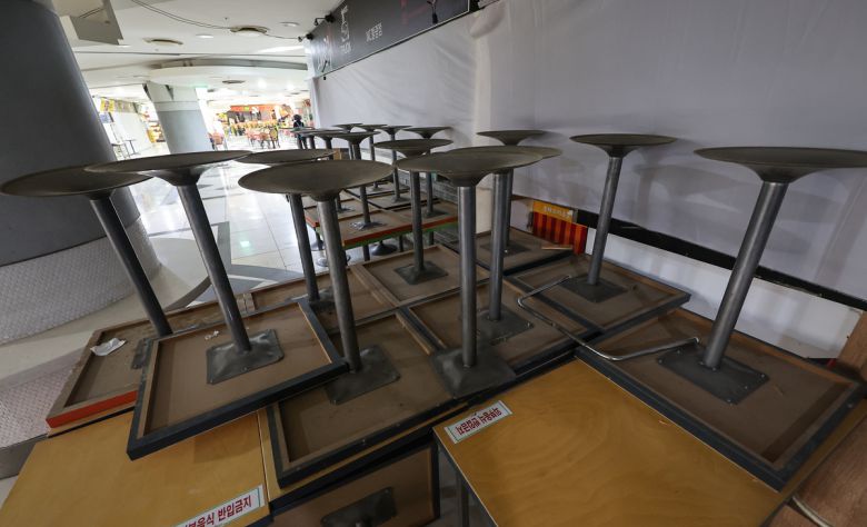 운영 중단된 음식점 내부. 식탁들이 모두 정리된 채 텅 비어 있다. 뉴스1