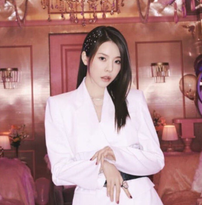 소녀시대 써니가 이수만이 설립한 A2O엔터테인먼트에서 포착됐다. 써니 인스타그램 캡처