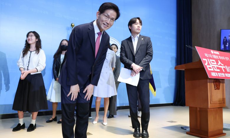 김문수 전 고용노동부 장관이 9일 서울 여의도 국회 소통관에서 제21대 대통령 경선후보 출마 선언을 마치고 인사하고 있다. 연합뉴스