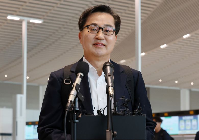 김동연 경기도지사가 9일 인천 영종도 인천국제공항에서 기자회견을 열고 “정권교체 이상의 교체가 필요하다”며 대선 출마를 선언하고 있다.인천공항=뉴스1