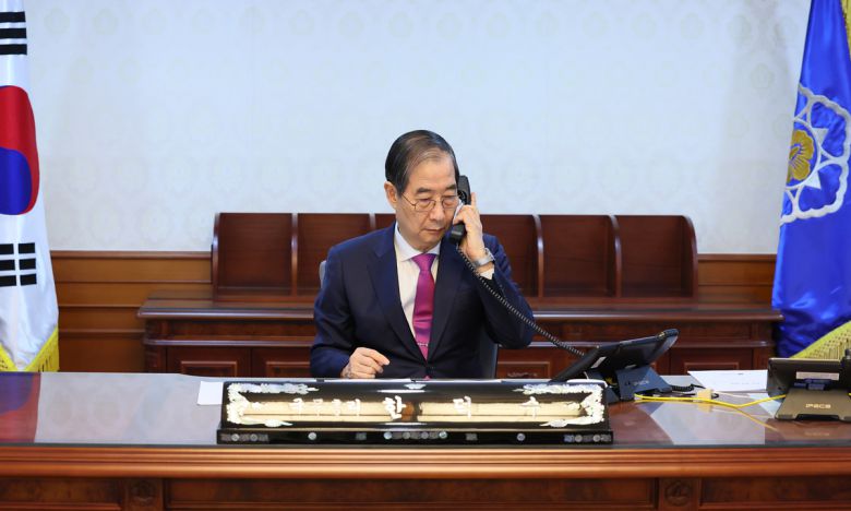 한덕수 대통령 권한대행 국무총리가 지난 8일 정부서울청사에서 도널드 트럼프 미국 대통령과 전화 통화를 하고 있다. 국무총리실 제공