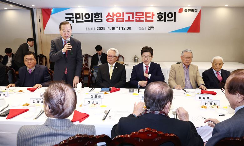 권영세, 상임고문단 회의서 대선 승리 다짐 국민의힘 권영세 비상대책위원장(왼쪽 두 번째)이 9일 여의도의 한 중식당에서 열린 당 상임고문단 회의에 참석해 원로들을 향해 “6월3일 대선에서 반드시 이길 수 있는 길을 찾겠다”며 대선 승리를 다짐하고 있다. 뉴스1