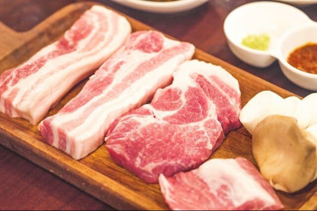 돼지고기 비계 속 불포화지방산에는 비타민F가 풍부하게 들어 있는데, 비타민F는 혈액순환 개선, 염증 완화, 피부 건강 유지, 뇌 기능 강화 등에 도움이 되는 것으로 알려져 있다. 한돈자조금 제공