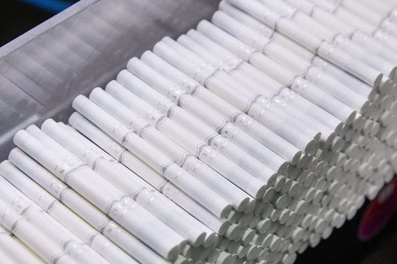 센티아 스틱 컴바이너 공정 과정에서 ‘더블 스틱’ 상태의 모습. 더블 스틱 상태의 제품은 반으로 절단된 뒤 포장 장비인 패커로 이동된다. 한국필립모리스 제공