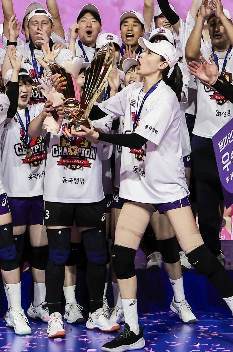 지난 8일 인천 부평구 삼산월드체육관에서 열린 2024-2025 V-리그 여자부 챔피언결정전(5전 3선승제) 5차전 흥국생명 핑크스파이더스와 정관장 레드스파크스의 경기에서 승리해 통합 우승을 차지한 흥국생명 김연경이 우승트로피를 들고 있다. 뉴시스