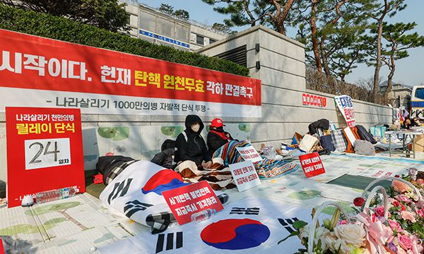 지난 2일 서울 종로구 헌법재판소 앞에서 윤석열 전 대통령 지지자들이 탄핵 반대 농성을 하고 있다. 최상수 기자