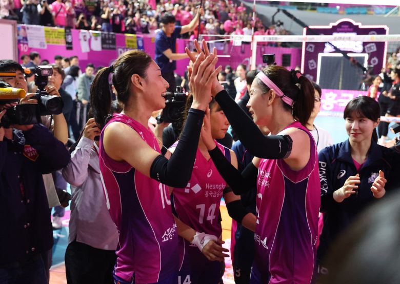 지난 8일 인천 삼산월드체육관에서 열린 프로배구 V리그 여자부 챔피언결정전 정관장과의 5차전 경기에서 승리하며 통합우승을 차지한 흥국생명 김연경과 김수지가 포옹하며 기뻐하고 있다. 연합뉴스