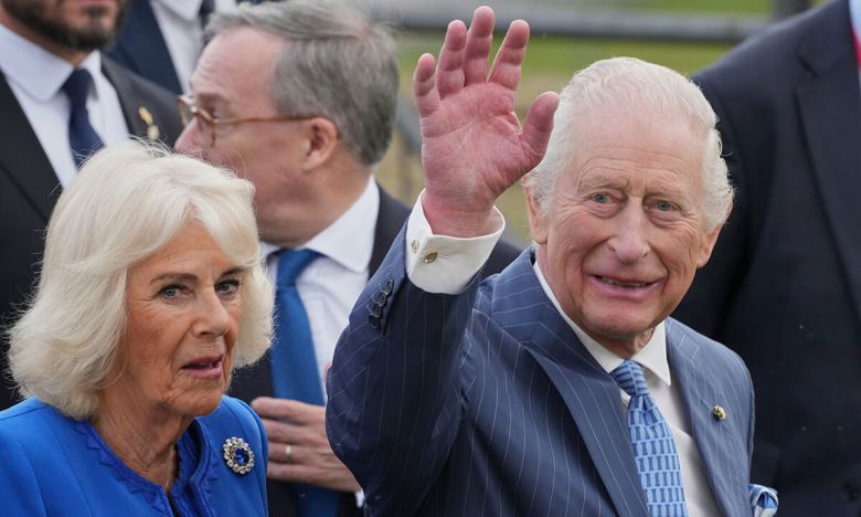 이탈리아를 국빈 방문한 찰스 3세 영국 국왕이 8일(현지시간) 부인 커밀라 왕비와 함께 로마 시가지를 걸으며 환영하는 시민들에게 손을 흔들고 있다. AP연합뉴스