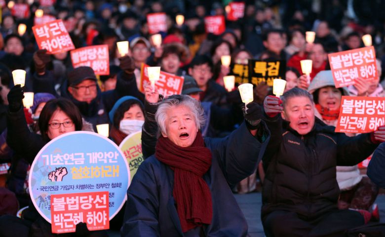 민주노총 등이 주최한 ‘국민파업 열기 지피는 주말 촛불집회’ 참가자들이 2014년 2월15일 서울 청계광장에서 부정선거 의혹을 제기하며 박근혜 당시 대통령 하야를 요구하고 있다. 연합뉴스