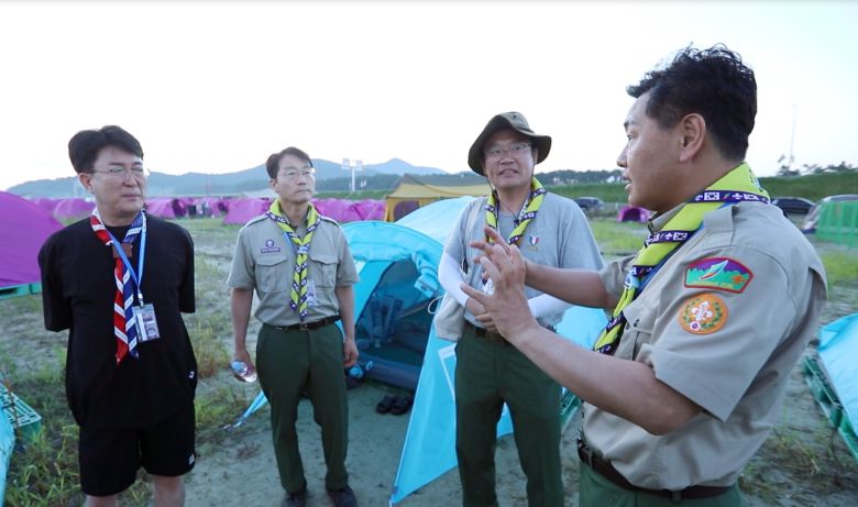 김관영 전북지사(맨 오른쪽)가 2023년 8월 3일 새만금 세계스카우트잼버리 야영지를 찾아 계속된 폭염으로 온열질환자가 속출하는 상황에 대해 논의하고 있다. 전북도 제공