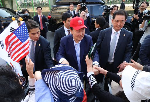 윤석열 전 대통령이 11일 오후 서울 용산구 대통령 관저에서 나와 지지자들과 인사하고 있다. 뉴스1