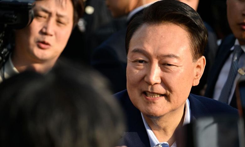 윤석열 전 대통령이 11일 서울 용산구 한남동 관저에서 나와 서초동 사저로 향하기 전 지지자들과 인사하고 있다. 공동취재