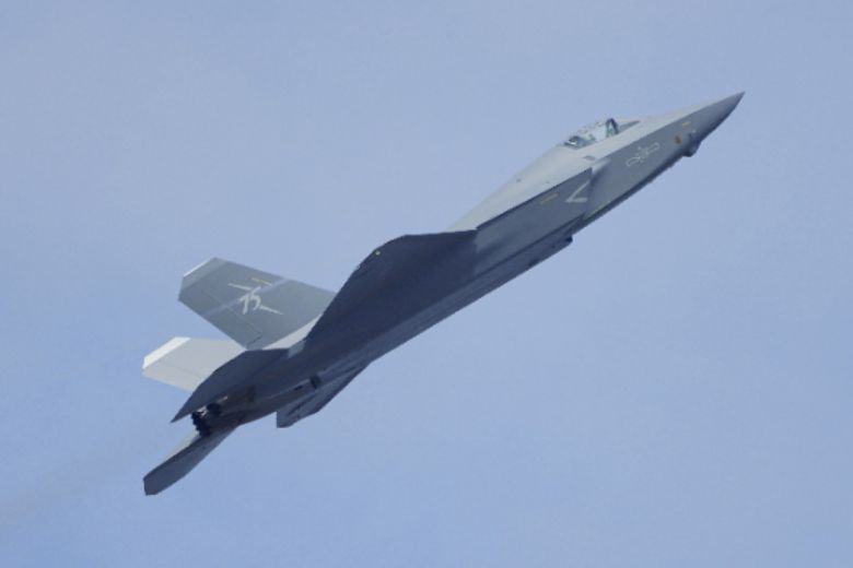 중국의 J-35 스텔스 전투기가 이륙 직후 상승하고 있다. 세계일보 자료사진