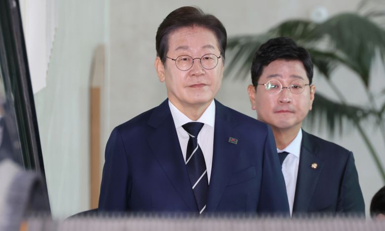 제21대 대통령선거에 출마를 선언한 이재명 더불어민주당 전 대표가 11일 비전 선포식 및 캠프 일정 발표를 위해 서울 여의도 국회 소통관에서 이동하고 있다. 뉴스1