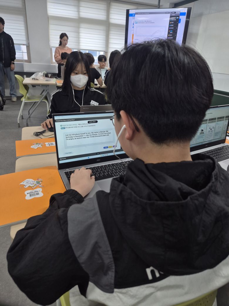 덕화중 1학년 학생들이 AI 디지털교과서로 영어 수업을 하고 있다.