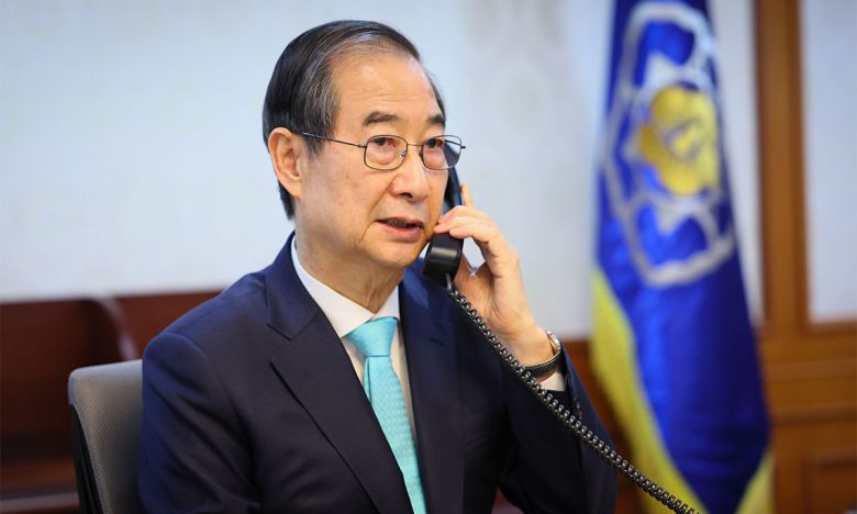 韓 대행, 청해부대 대령과 통화 대통령 권한대행 한덕수 국무총리가 지난 11일 정부서울청사 집무실에서 소말리아 아덴만 해역에 파병 중인 청해부대 44진 부대장 권용구 해군 대령과 통화하고 있다. 연합뉴스