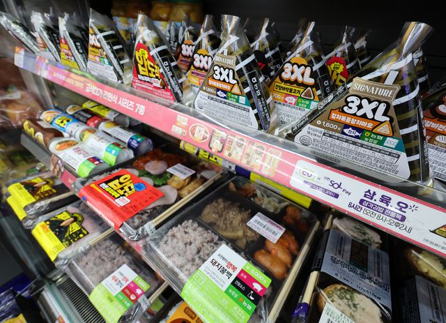 삼각김밥도 가장 싼 제품이 1000원이 넘는다. 뉴시스