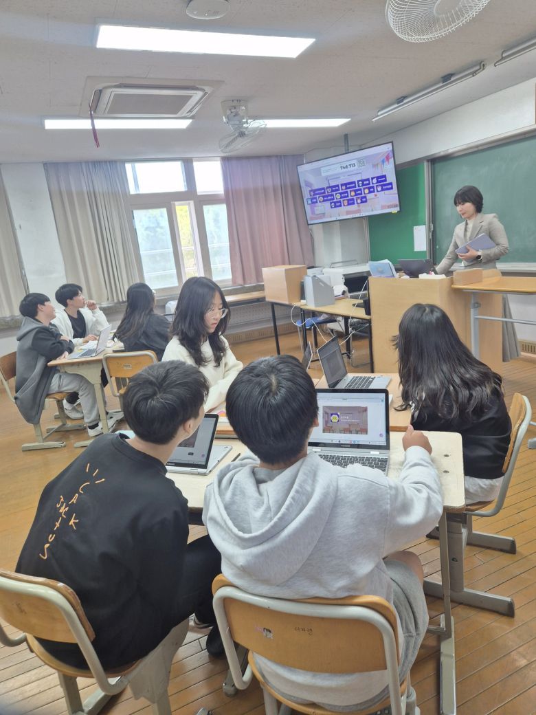 덕화중 1학년 교실에서 AI 디지털교과서를 활용한 수학 수업이 진행되고 있다.