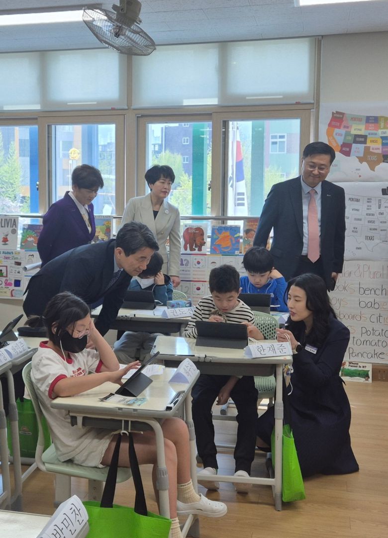 이주호 부총리 겸 교육부 장관(왼쪽)이 용계초 4학년 교실에서 AI 디지털교과서를 이용한 영어 수업을 참관하고 있다.