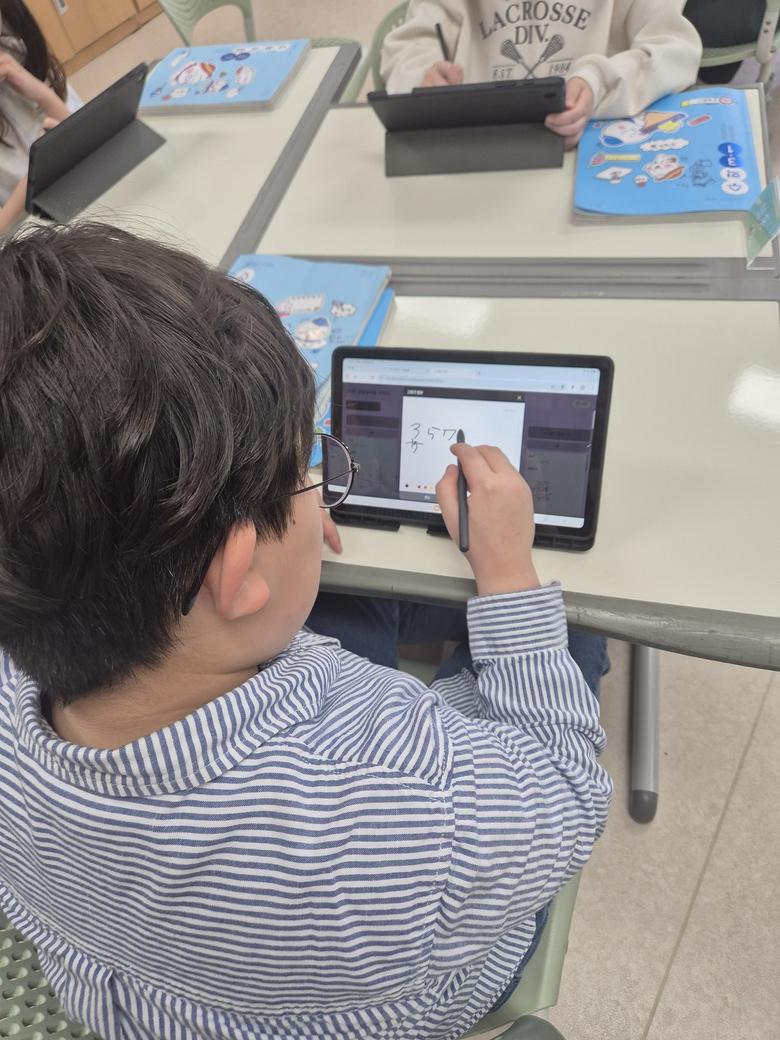 용계초 3학년 학생이 태블릿PC에 수학 문제를 풀고 있다.