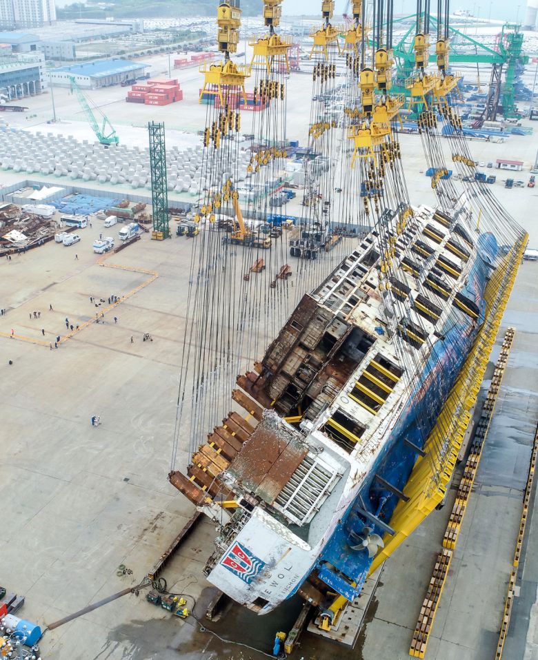 2018년 5월 전남 목포신항에서 세월호 선체세우기 작업이 진행 중이다. 세계일보 자료사진