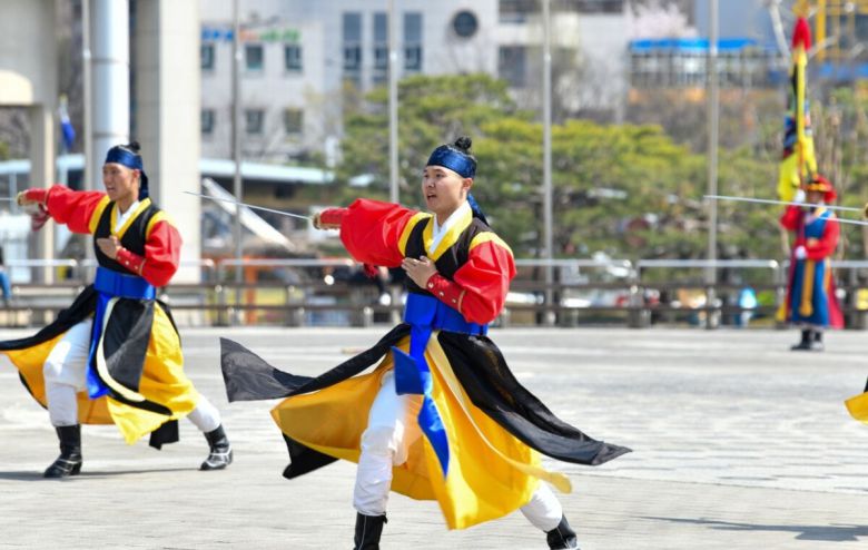 한국군 전통의장대가 11일 서울 용산 전쟁기념관 평화의 광장에서 무술 시범을 선보이고 있다. 전쟁기념사업회 제공