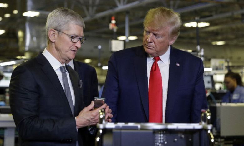 도널드 트럼프 대통령이 2019년 11월 20일 팀 쿡 애플 CEO와 미국 오스틴에 있는 애플 제조 공장을 둘러보고 있다. AP