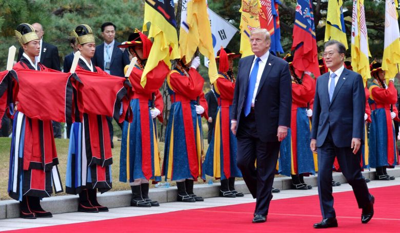 2017년 11월 7일 방한한 도널드 트럼프 미국 대통령이 청와대에서 문재인 대통령과 함께 한국군 전통의장대를 사열하고 있다. 세계일보 자료사진