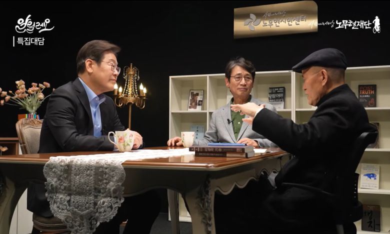 李 “공수처·국수본 강화해야” 6·3 조기 대선에 출마한 더불어민주당 이재명 예비후보(왼쪽)가 유튜브 방송 알릴레오 특집대담 ‘위기의 대한민국, 새 정부의 과제는?’에 출연해 도올 김용옥 교수(오른쪽), 유시민 작가(가운데)와 대담하는 영상이 15일 공개됐다. 이 후보는 “고위공직자범죄수사처를 대폭 강화하고 국가수사본부도 그 독립성과 역량을 강화해야 한다”고 말했다. 노무현재단 제공