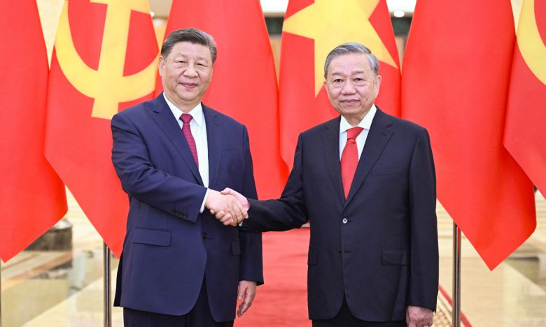 베트남 찾은 시진핑… 對美 관세대응 우군 확보 도모 시진핑 중국 국가주석(왼쪽)이 14일(현지시간) 베트남 하노이의 당 중앙위원회 청사에서 또럼 베트남 공산당 서기장 겸 베트남 국가주석과 만나 악수하고 있다. 시 주석은 관세를 무기로 각국을 압박하고 있는 미국을 겨냥해 “일방적 괴롭힘 행위에 함께 반대해야 한다”며 베트남과의 협력을 모색했다. 하노이=신화통신연합뉴스