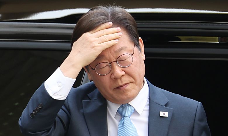 대장동 재판 출석 더불어민주당 대선 예비 후보인 이재명 전 대표가 15일 서울 서초구 중앙지방법원에서 열린 대장동·성남FC 관련 배임 및 뇌물 혐의 1심 공판에 출석하며 머리를 쓸어넘기고 있다. 연합뉴스