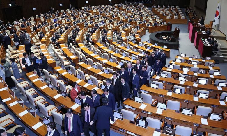 집단 퇴장하는 국힘 의원들 국민의힘 의원들이 15일 국회에서 열린 본회의에서 더불어민주당이 상정한 이완규·함상훈 헌법재판소 재판관 후보자 지명 철회 촉구 결의안 상정에 항의하며 집단 퇴장하고 있다. 허정호 선임기자