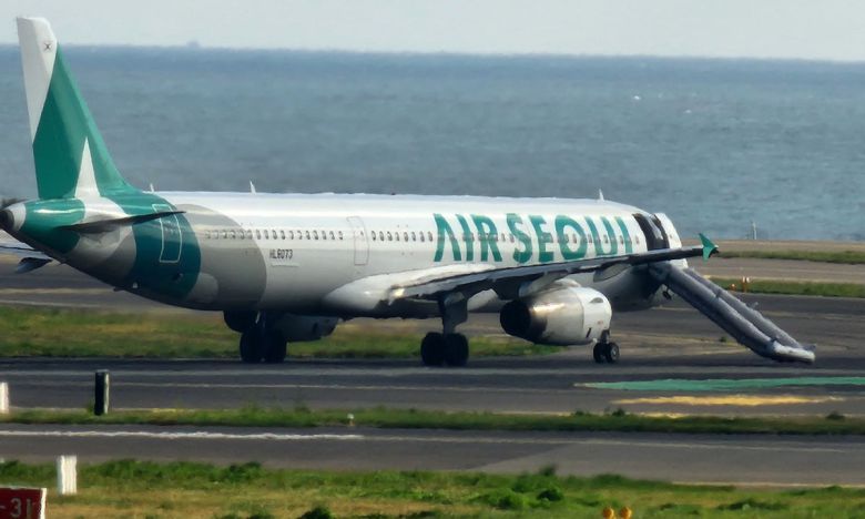 탈출 슬라이드 작동 에어서울 항공기가 15일 제주국제공항 활주로 위에서 비상 탈출 슬라이드가 열린 채 서 있다. 제주=뉴시스