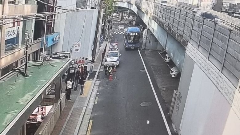 압구정역 인근 지반침하. 연합뉴스(독자 제공)