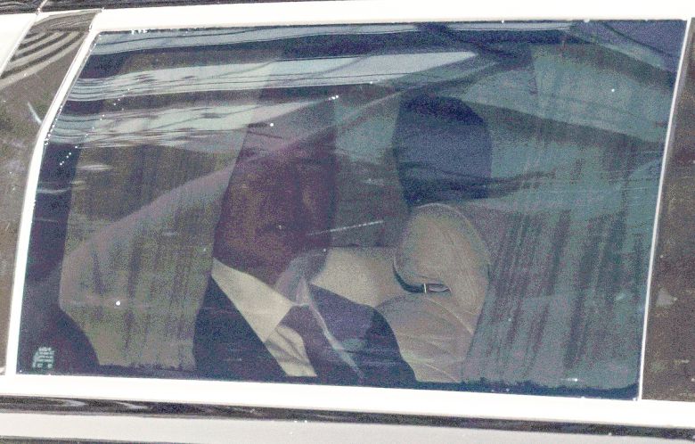 지난 14일 윤석열 전 대통령이 서울 서초구 서울중앙지방법원에서 열린 내란 우두머리 혐의 1차 공판을 마친 뒤 차량을 타고 서초동 사저로 들어서고 있다. 뉴스1