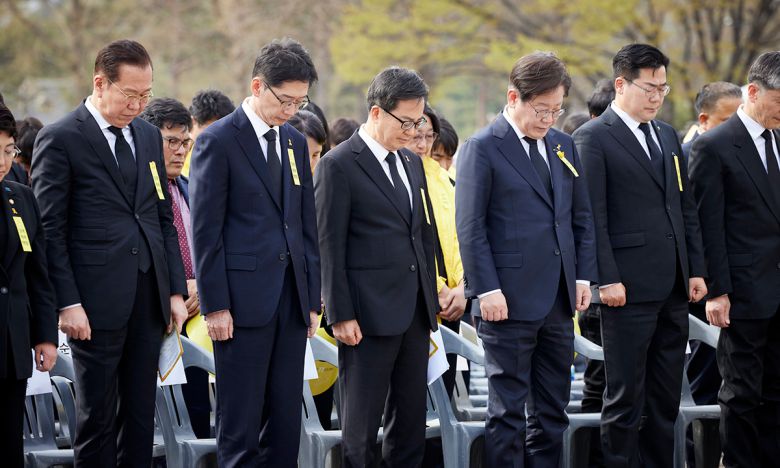 김동연 경기도지사(앞줄 왼쪽 세 번째)와 이재명 전 더불어민주당 대표(앞줄 왼쪽 네 번째), 김경수 전 경남도지사(앞줄 왼쪽 두 번째)가 16일 경기도 안산시 화랑유원지에서 열린 세월호 참사 11주기 기억식에서 묵념하고 있다. 경기도 제공