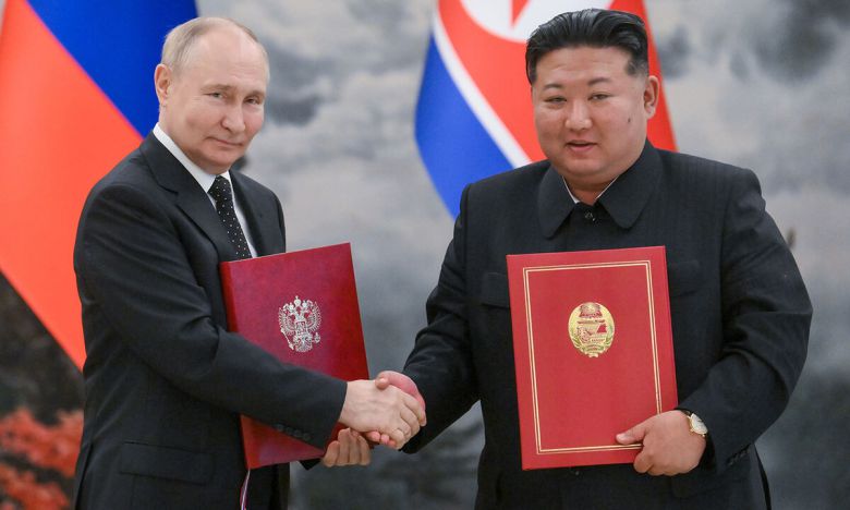 블라디미르 푸틴 러시아 대통령(왼쪽)과 김정은 북한 국무위원장이 2024년 6월19일 평양 금수산 영빈관에서 정상회담을 가진 뒤 ‘포괄적 전략적 동반자 관계 조약’에 서명하고 기념사진을 찍고 있다. 평양=타스연합뉴스