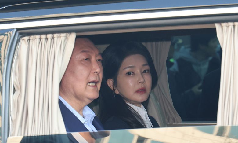 윤석열 전 대통령과 김건희 여사가 헌법재판소 파면 결정 후 지난 11일 서울 용산구 한남동 대통령 관저를 떠나고 있다. 공동취재사진