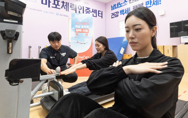 17일 서울 마포구 망원동 마포체력인증센터에서 이스타항공 승무원 훈련 교관들이 첫 승무원 체력시험 도입을 앞두고 체력 측정 및 훈련을 하고 있다.