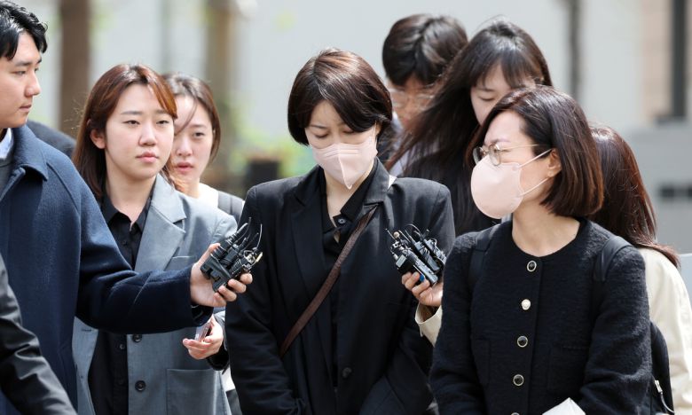 음주운전 및 불법 숙박업 운영 혐의를 받는 문재인 전 대통령 딸 문다혜 씨가 17일 오전 서울 마포구 서울서부지방법원에서 열린 도로교통법 위반(음주 운전)·공중위생관리법 위반 혐의 1심 선고기일을 마치고 발걸음을 옮기고 있다. 이날 법원은 문 씨에게 벌금 1500만원을 선고했다. 뉴스1
