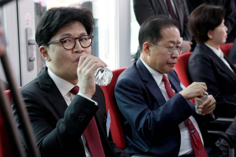17일 서울 여의도 국민의힘 중앙당사에서 열린 제21대 대통령선거 국민의힘 1차 경선 토론회 미디어데이에서 경선후보인 한동훈 전 대표와 홍준표 전 대구시장이 물을 마시고 있다.    국회사진기자단